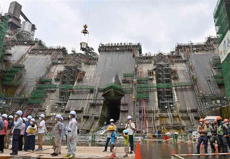 地元住民らに公開された立野ダムの本体工事現場＝18日午前、南阿蘇村・大津町（後藤仁孝）