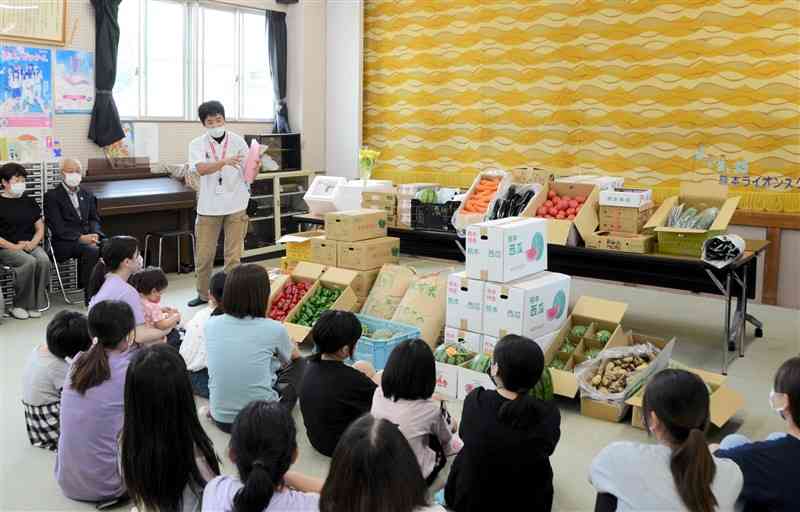 贈呈式の後、子どもたちの質問に答える市認定農業者協議会員＝熊本市北区