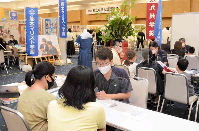 県内の私立中がそれぞれの特色をPRした入試説明会＝19日、益城町