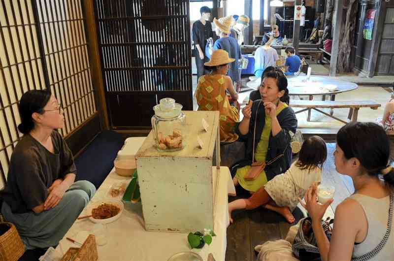 買い物客らでにぎわう「ひとしずく朝市」＝菊池市