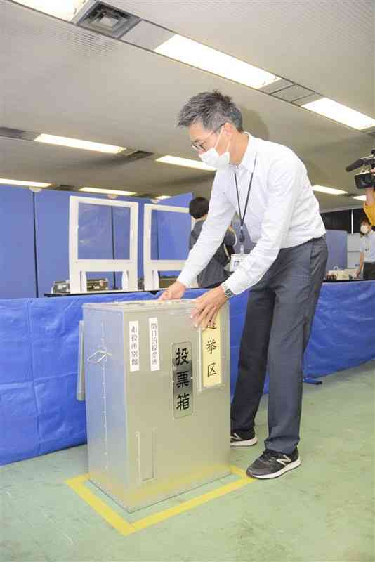 参院選の期日前投票所を設営する熊本市職員＝21日、同市中央区