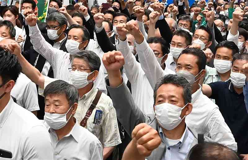 参院選候補者の出陣式でかけ声とともに拳を突き上げる支持者ら＝22日午前、熊本市