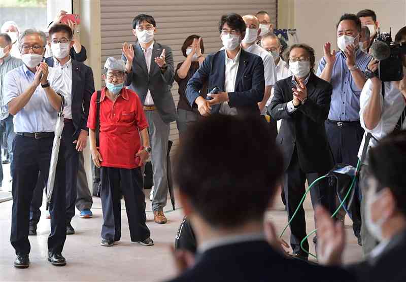 参院選が公示され、候補者らに拍手を送る支持者たち＝22日午前、熊本市