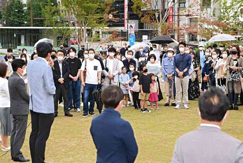 立憲民主党新人の総決起集会。県内の野党幹部や、労組の組合員らが顔をそろえた＝11日、熊本市中央区（小野宏明）