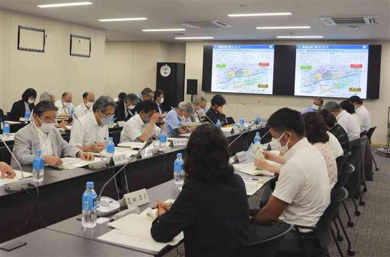 中心市街地の土地区画整理事業を可決した人吉市都市計画審議会＝22日、同市