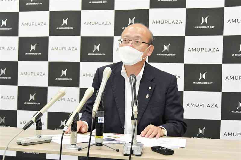 「アミュプラザくまもと」の入館者数などについて説明するJR熊本シティの山下信二社長＝24日、熊本市西区