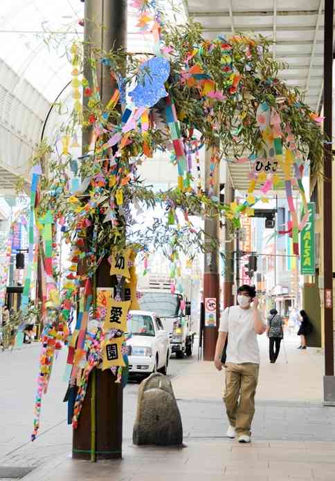 健軍商店街アーケードを彩る七夕飾り＝熊本市東区