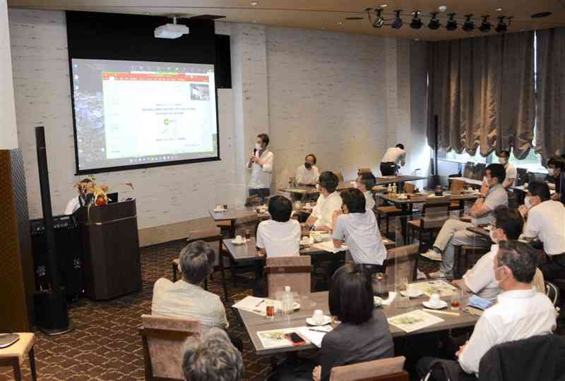 熊本、金沢、岡山のまちづくりについて意見を交わしたシンポジウム＝熊本市中央区