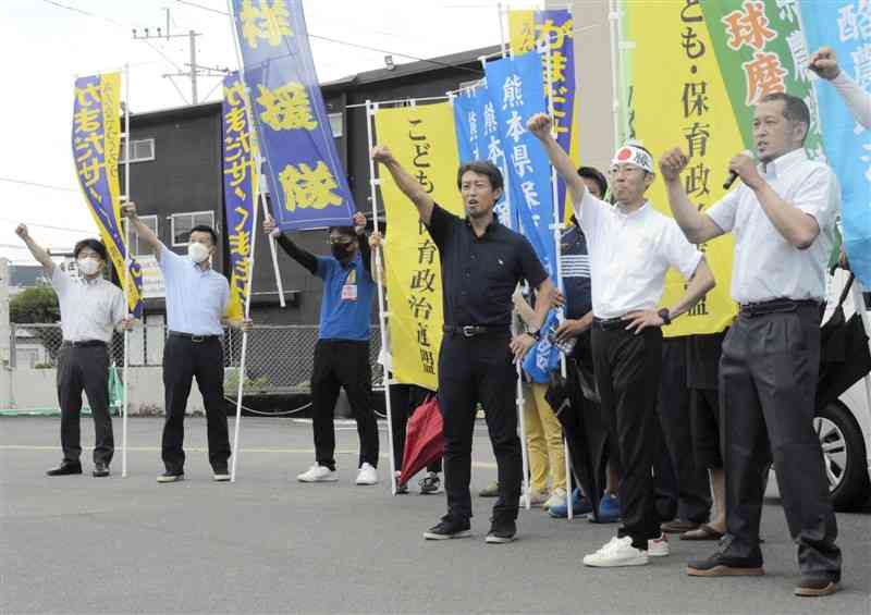 松村祥史氏の遊説に駆け付けた首長や県議、市議ら＝24日、人吉市