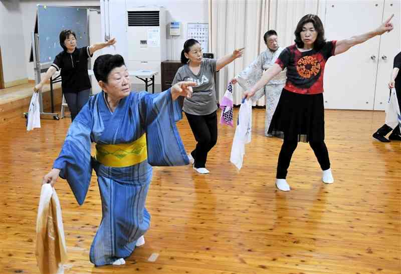 「天草小唄」の踊りの稽古をする中川暁美さん（手前）、内田理子さん（中央）ら有志たち＝天草市