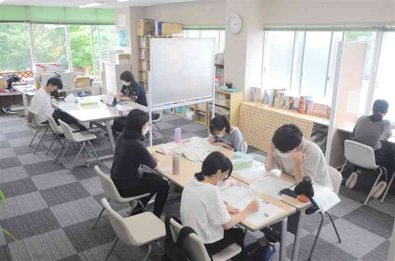 不登校の子どもたちが通う熊本学習支援センター大江本校。一人一人に寄り添い、マンツーマンで指導する＝20日、熊本市中央区