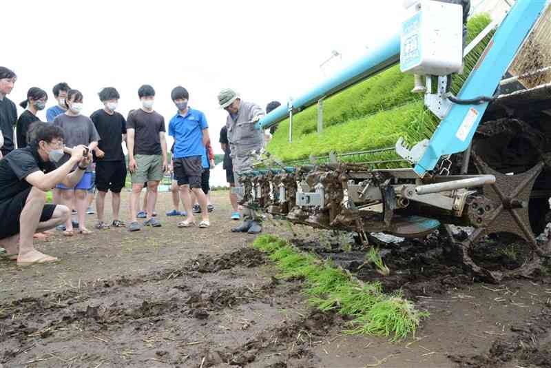 田植え機の仕組みを学ぶ参加者＝菊陽町