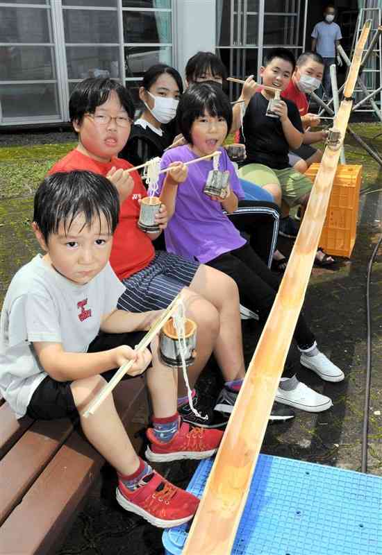 手作りしたセットで、そうめん流しを楽しむ子どもたち＝天草市