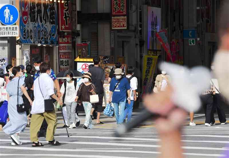 買い物客らに支持を訴える参院選候補者＝26日午後、熊本市中央区（谷川剛）