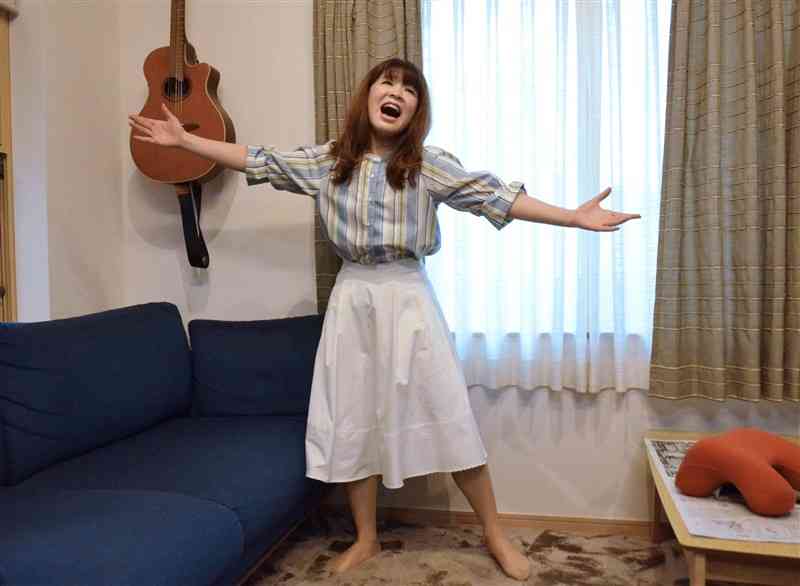 熊日のローカル面の記事を基にした即興ミュージカルを演じる小松野希海さん＝益城町