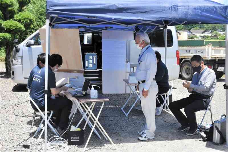 葛沢公民分館に設置された移動式投票所＝28日、多良木町
