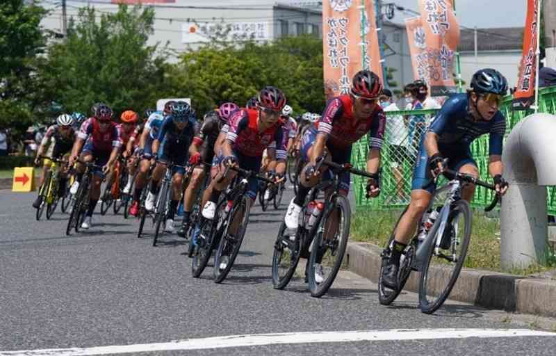 昨年開催された広島県内での自転車ロードレース。来年１０月のツール・ド・九州では国内外のプロ選手たちが九州３県の公道を駆け抜ける姿が見られる（ツール・ド・九州２０２３実行委員会提供）