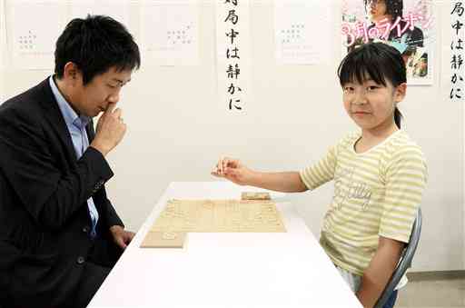 記者相手の対局に余裕の表情を見せる当時小学５年の松下舞琳さん（右）。この一手で…＝熊本市（2017年5月撮影）
