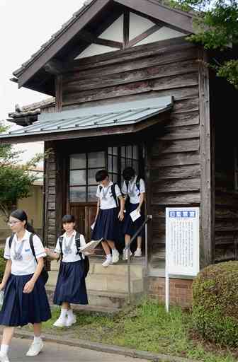 「菊池恵楓園で学ぶ旅」で、入所者の懲罰に使われていた旧監禁室を見学する参加者。今年は園内散策や入所者との交流は見送る＝2019年、合志市