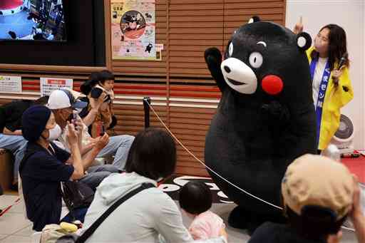 「くまモンスクエア」のステージで元気いっぱいのダンスを披露するくまモン＝2021年７月、熊本市中央区