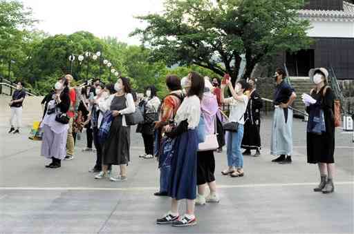 昨年の熊本城おもてなし武将隊による夕涼みツアーの様子＝2021年7月、熊本市中央区