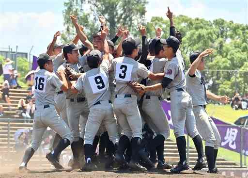 昨年の熊本大会決勝で、優勝して喜びを爆発させる熊本工の選手たち