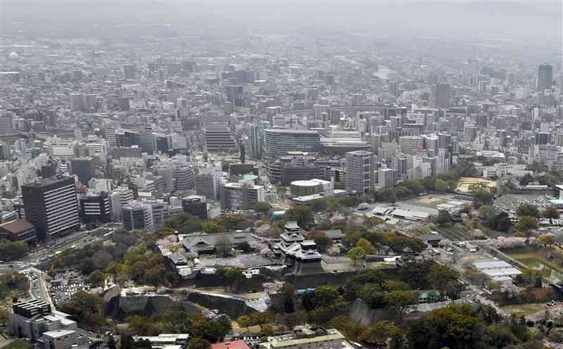 熊本城と市街地＝熊本市中央区