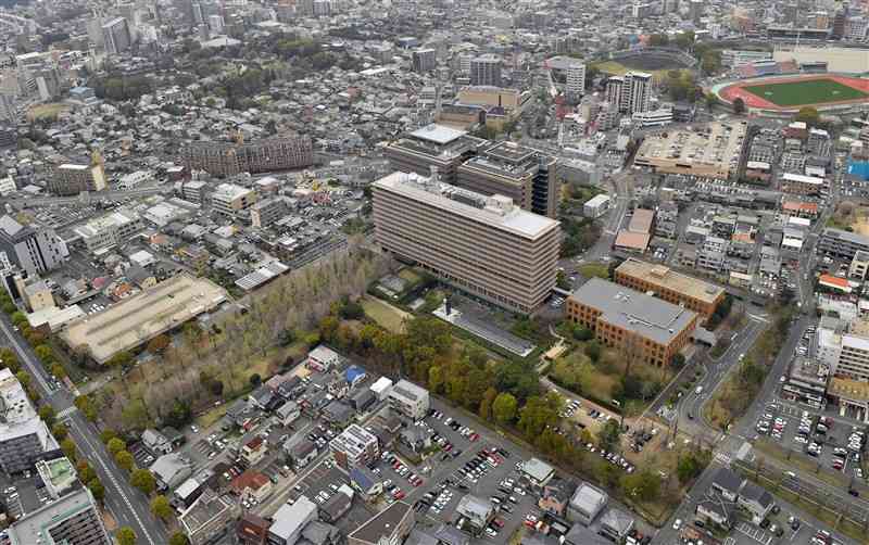 熊本県庁と市街地＝熊本市