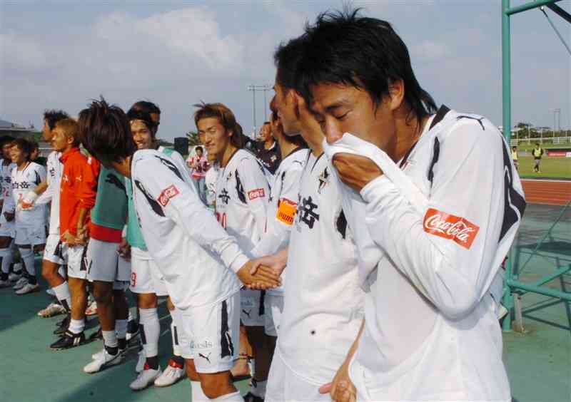 2007年11月のFC琉球戦でJリーグ参入を確実にして喜ぶロッソ熊本の選手たち。この試合で筆者は社長退任を決意した