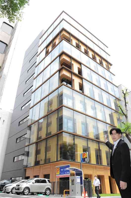大林組が横浜市に建てた地上11階の「純木造ビル」。熊本県産のスギなどの木材が使われている＝横浜市中区