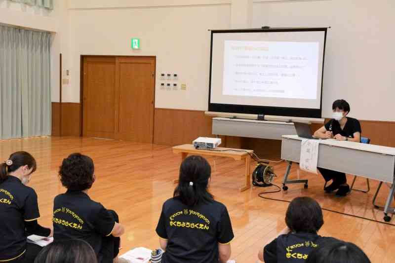 出前講座で、保育士らに子どもの事故の予防策について話す余湖直紀医師＝6月、菊池市の菊池幼楽園