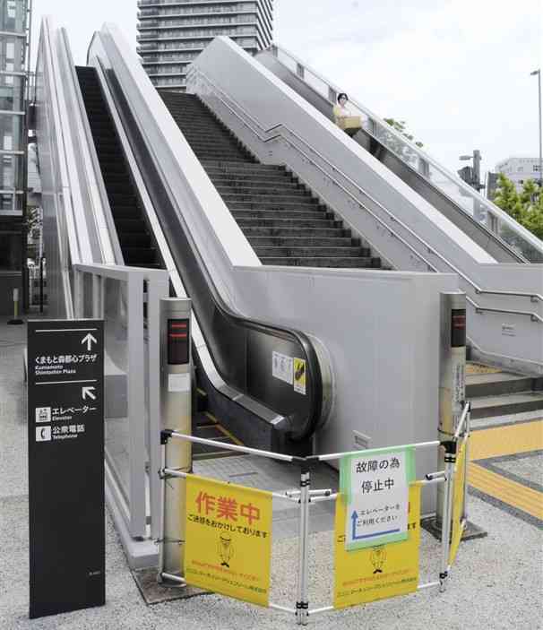 故障のため昨年11月から利用できなくなっている熊本駅前の陸橋のエスカレーター＝熊本市西区
