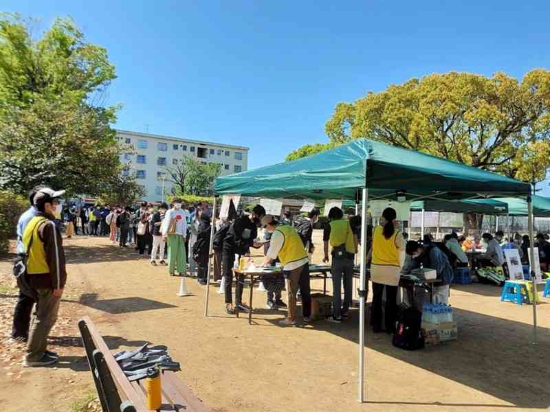 「くまもと学生食料支援プロジェクト」の8回目の配布会で、列を作る学生たち＝4月、熊本市中央区