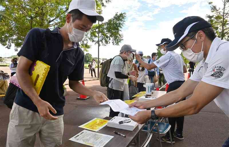 昨年の熊本大会で入場時に同意書を提出する来場者＝県営八代（谷川剛）