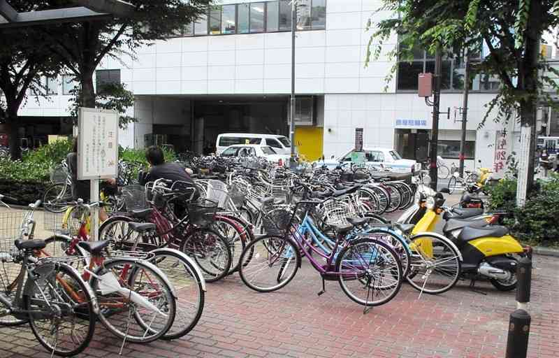 放置自転車であふれていた蓮政寺公園＝2011年7月、熊本市中央区（同市提供）