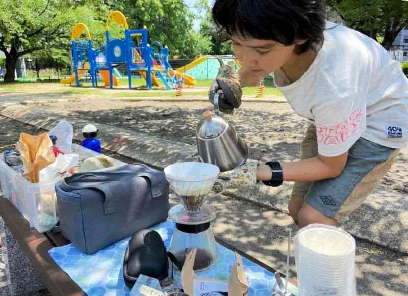 公園でコーヒーを入れる「WING　SCHOOL」の児童＝熊本市中央区（同校提供）