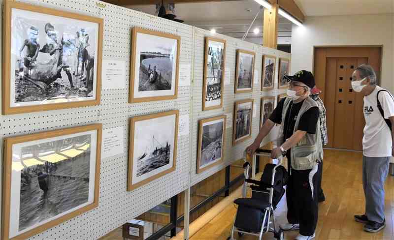 昭和の荒尾干潟の写真が並ぶ会場＝荒尾市