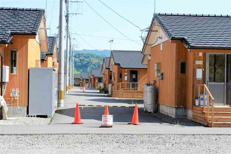 豪雨の被災者が入居している球磨村総合運動公園の建設型仮設住宅団地＝1日、同村渡（中村勝洋）