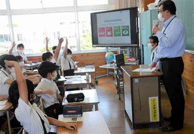 SDGsについて学習する児童ら＝菊池市