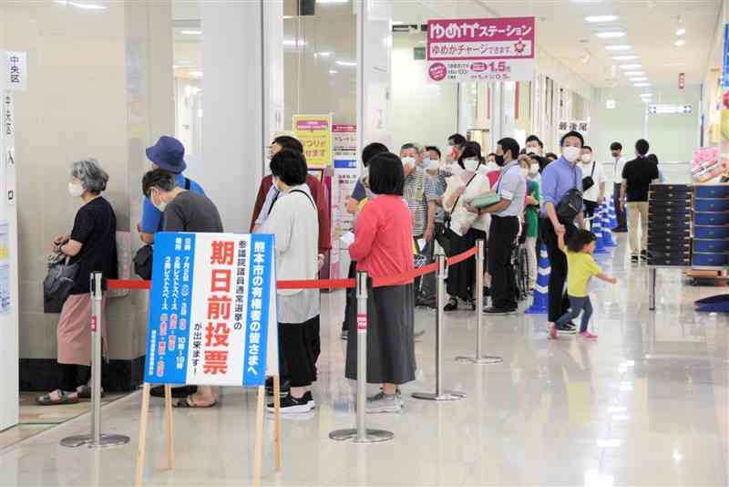 「ゆめタウンはません」の期日前投票所。3階の中央区のブースには、受け付け開始と同時に行列ができた＝2日午前、熊本市南区