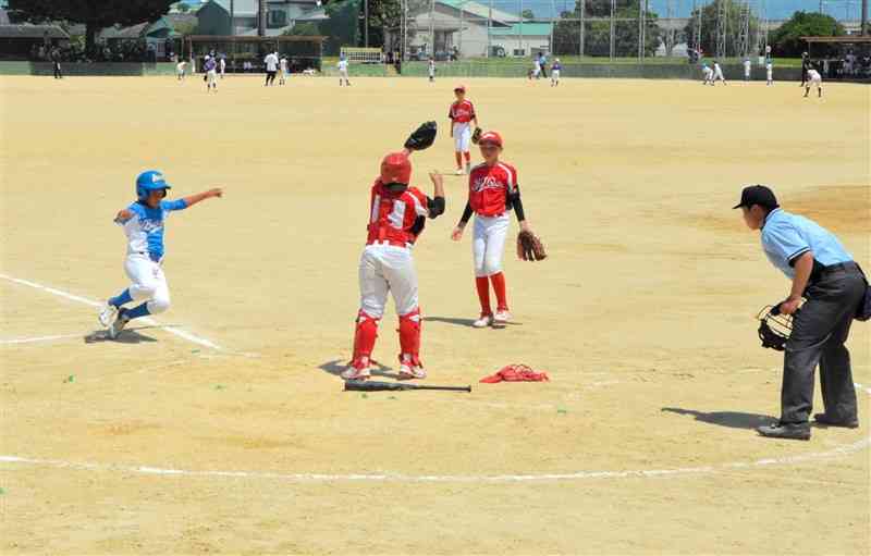 1回戦で熱戦を繰り広げる選手ら＝八代市