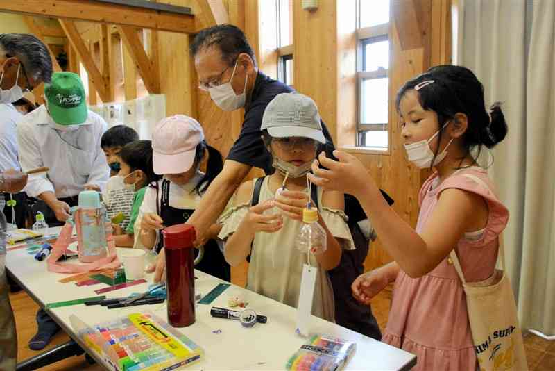 風鈴作りに取り組む菊陽北小の児童ら＝菊陽町