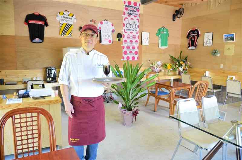 大道港にサイクルステーションを兼ねた飲食店を開業した東川澄和さん＝上天草市