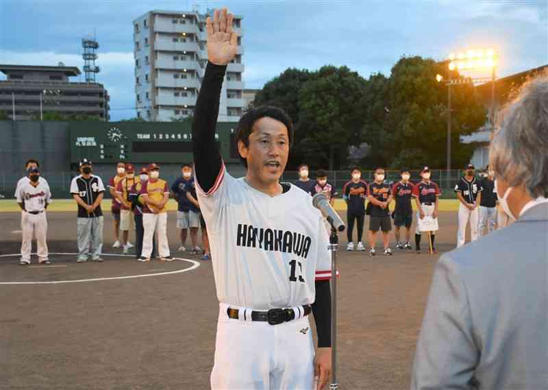 開会式で選手宣誓するハヤカワSPの松永公男選手＝熊本市中央区