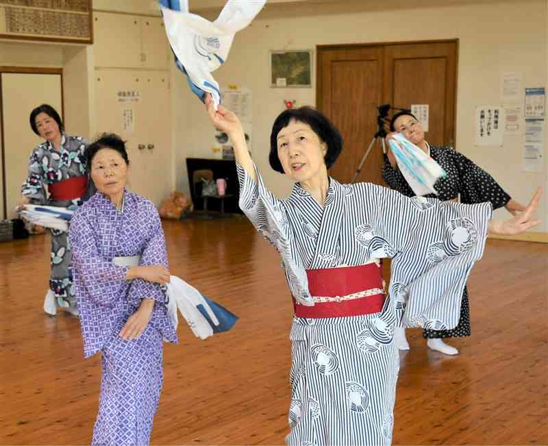 住民有志に「天草小唄」の踊りの指導をする鈴木筆丸さん（手前）＝天草市