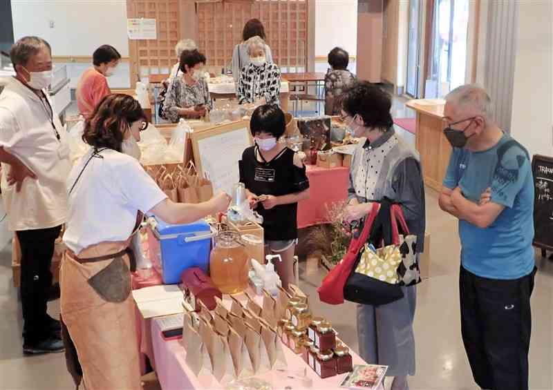 マルシェでパンやお菓子を買い求める来場者ら＝芦北町