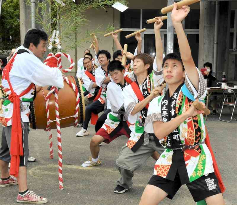 威勢のいい太鼓踊りを披露する内の原地区の男性たち＝天草市
