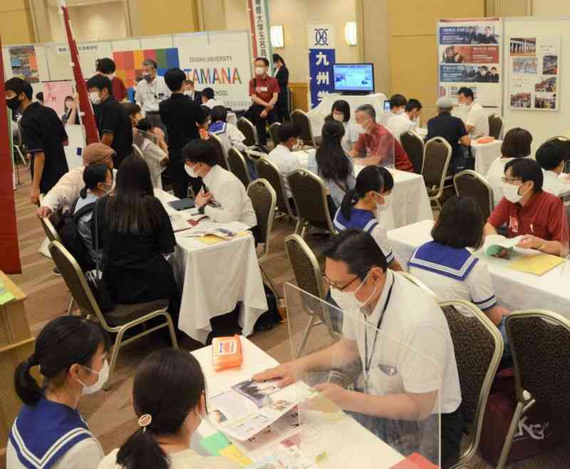 私立高の入試説明会で、各校の特色を聴く中学生ら＝3日、熊本市中央区