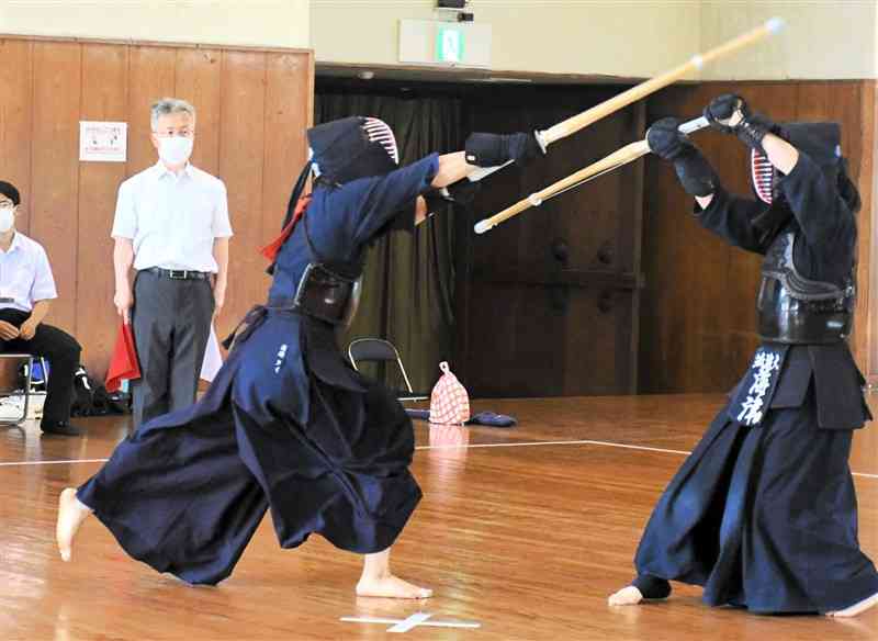 【女子決勝】海津ゆきえ（筑波大）を攻める渡邊タイ（県警、左）＝熊本武道館