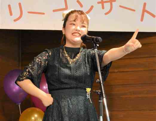 初めてのソロコンサートで歌声を披露する梅田麻琴さん＝菊池市